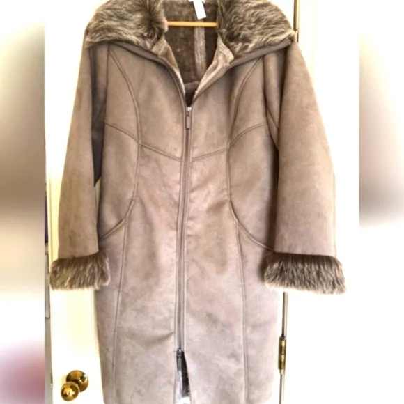 Chico's Elegant Beige Faux Fur & Suede Womens Coat SIZE 2 - Picture 6 of 8